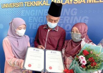 KELUARGA Allahyarham Mohamad Farhan Ashraf Taharin melihat Ijazah Sarjana Muda Sains Komputer (Media Interaktif) yang diterima pada Istiadat Konvokesyen Ke-17 UTeM di Durian Tunggal, Melaka. - UTUSAN/DIYANATUL ATIQAH ZAKARYA