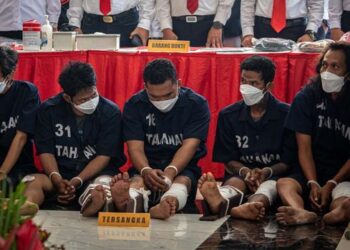 LIMA orang suruhan yang dipercayai diupah oleh suspek untuk menembak mati isterinya. - AGENSI