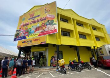 PASARAYA MG Coopmart cawangan Bera dirasmikan pembukaannya oleh Perdana Menteri, Datuk Seri Ismail Sabri Yaakob di Bera, Pahang. - UTUSAN/NORHAFIZAN ZULKIFLI