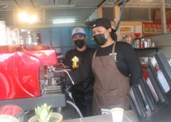 MOHAMAD Faez Sogimin (kanan) bersama Mohamad Fazrul menyiapkan kopi ditempah pelanggan di Trucker Coffee, Kampung Dalam Ayer Baloi, Pontian, Johor. - UTUSAN/MUHAMMAD ZIKRI