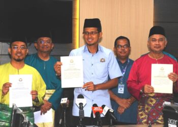 MOHD. Fared Mohd. Khalid (tengah) bersama Mufti Johor, Datuk Yahya Ahmad (kiri) dan Pengarah JAINJ, Datuk Md. Rofiki Samsudin (kanan) pada sidang akhbar ibadah korban di Pusat Islam Iskandar Johor Bahru di sini. -UTUSAN/RAJA JAAFAR ALI