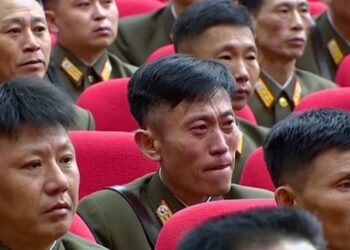 WAJAH muram dan sugul tentera Korea Utara selepas Kim Jong Un disahkan positif Covid-19.-AGENSI