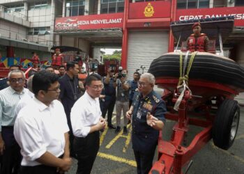 NGA Kor Ming meninjau persiapan banjir pasukan bomba di Ibu Pejabat JBPM, Putrajaya. - UTUSAN/FAISOL MUSTAFA