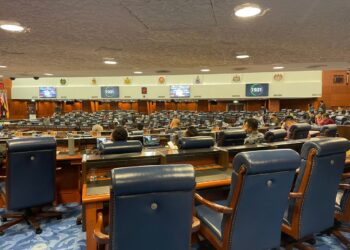 DEWAN Rakyat hari ini agak lengang apabila kebanyakan kerusi ahli Parlimen pembangkang kosong. - UTUSAN/MOHD. FADHLI MOHD. SULAIMAN