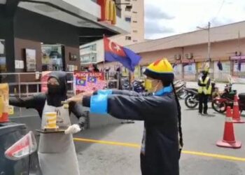 SIM Chong Yie yang berpakaian seperti ‘hantu Cina’ melaungkan laungan keramat merdeka sempena bulan kemerdekaan di Bandar Segamat, Johor.