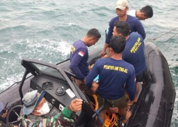 PASUKAN penyelamat berjaya menemukan kotak hitam pesawat Sriwijaya Air. - AGENSI