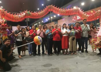 NG Choon Cheng (tengah) pada majlis penutupan sambutan perayaan Cap Goh Mei yang dimeriahkan dengan persembahan Tarian Naga di Taman Tasek KotaSAS di Kuantan, Pahang. - UTUSAN/ DIANA SURYA ABD WAHAB
