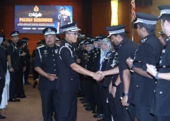 KHAIRUL Dzaimee Daud bersalaman dengan warga Imigresen ketika Majlis Paluan Berundur di Ibu Pejabat Jabatan Imigresen Malaysia, Putrajaya. - UTUSAN/FAISOL MUSTAFA