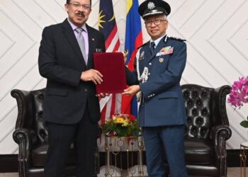 MOHD. Zuki Ali menyerahkan surat pelantikan kepada Zazuli Johan yang dilantik sebagai Ketua Pengarah Kastam.