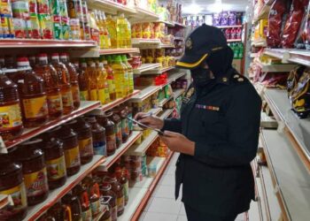 ANGGOTA penguatkuasa KPDNHEP Melaka sedang memeriksa sebuah kedai runcit begi memastikan pemain industri mematuhi undang-undang yang dikuatkuasakan.