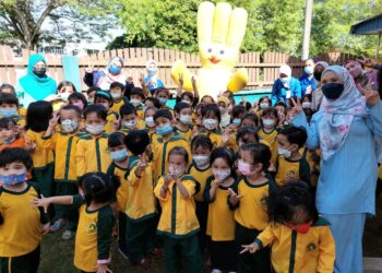 SEBAHAGIAN murid tabika Brainy Brunch cawangan Bukit Mertajam, Pulau Pinang ketika mengikuti sesi penjagaan kebersihan diri dan tangan oleh beberapa jururawat dari Hospital Pakar KPJ Pulau Pinang hari ini.