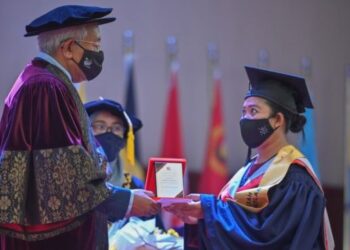 MAHDZIR Khalid menyampaikan skrol diploma kepada salah seorang pelajar pada Majlis Konvokesyen Kolej Ketengah Ke-3 Tahun 2022 di Universiti Malaysia Terengganu, Kuala Nerus, hari ini. - FOTO/PUQTRA HAIRRY ROSLI