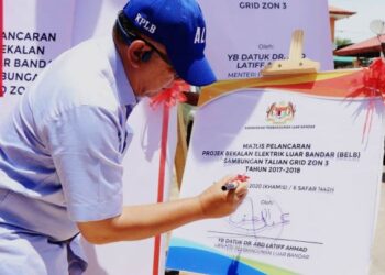ABD. Latiff Ahmad menandatangani gegantung pelancaran Projek Bekalan Elektrik Luar Bandar  Sambungan Talian Grid Zon 3 di Sabah, semalam.