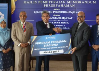 PKHARUDDIN Ghazali (tengah) menerima replika cek untuk kegunaan program penajaan biasiswa pelajar cemerlang daripada YBR pada Majlis Pemeteraian MoU di KPM, Putrajaya. - UTUSAN/FAISOL MUSTAFA