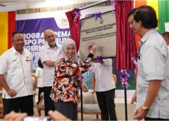 SITI Aminah Aching merasmikan Pusat Timbang Koperasi Penanam Sawit Mampan (KPSM) Beaufort Sabah Berhad.