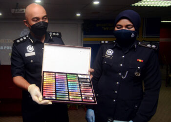 SOFFIAN SANTONG menunjukkan pensel pewarna krayon yang diisi dengan dadah jenis syabu untuk mengelirukan pihak berkuasa yang dirampas daripada satu sindiket dalam sidang akhbar di IPD Timur Laut, Georgetown, Pulau Pinang hari ini.
