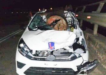 Keadaan kereta dipandu Mohd. Faizal Ismail selepas ditimpa takal kren dekat Maran, semalam.