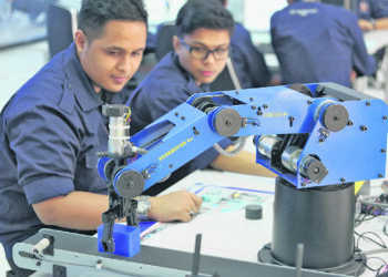 Landskap ekonomi global dan domestik diramal berubah dengan lebih radikal dalam jangka masa sederhana sekali gus memberi impak terhadap pasaran buruh di Malaysia. - GAMBAR HIASAN