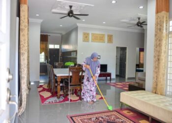 WAN Rozita Wan Mohamad, membersihkan homestay miliknya bagi dihuni pelanggan susulan krisis air ketika ditemui di Kampung Telaga Batin, Kuala Nerus semalam.