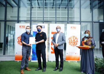 NORMAN Abdul Halim (dua dari kiri) menyampaikan sijil tamat latihan kepada para peserta  program Kita Jaga Kita yang menyediakan latihan Social E-Commerce.