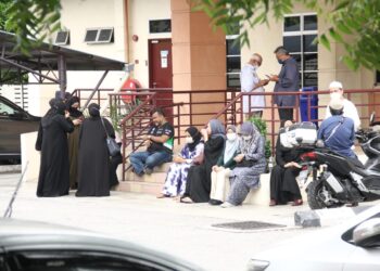 AHLI keluarga mangsa pesawat nahas menunggu proses bedah siasat di Jabatan Forensik Hospital Raja Permaisuri Bainun di Ipoh, Perak, hari ini. - UTUSAN/MUHAMAD NAZREEN SYAH MUSTHAFA