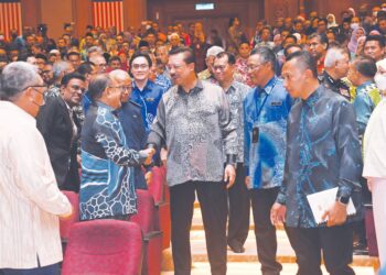 MESKIPUN sudah empat kali perubahan tampuk kepimpinan negara, Mohd. Zuki Ali (tengah) masih kekal menjadi Ketua Setiausah Negara sejak dilantik pada 1 Januari 2020.