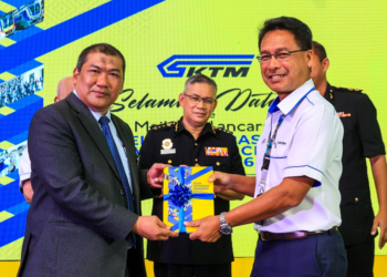 Razali Mohamad (kiri) menyerahkan Buku Pelan Antirasuah Organisasi (OACP) KTMB 2022-2026 kepada Mohd. Rani Hisham Samsudin di Kuala Lumpur, hari ini.