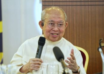 TENGKU Razaleigh Hamzah ketika menjawab soalan dalam sesi dialog sempena majlis makan tengah hari anjuran Persatuan Graduan-graduan British Malaysia di Jalan Langgak Golf, Kuala Lumpur. - UTUSAN/MUHAMAD IQBAL ROSLI