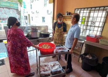 NGWE Hee Sem (kanan) bertanya sesuatu semasa melawat Restoran 35 di Plaza Mahkota, Bandar Hilir, Melaka. - UTUSAN/AMRAN MULUP