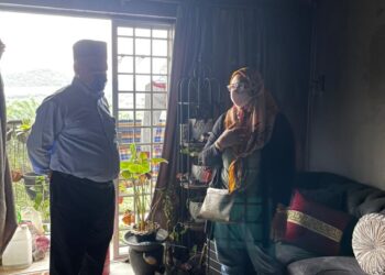 SHAHIDAN Kassim melawat unit kuarters yang terlibat kebakaran di Presint 9, Putrajaya.