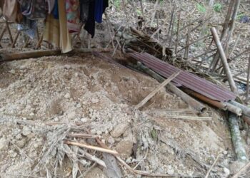 KAWASAN tanah perkuburan yang dimusnahkan oleh seekor beruang di Kampung Dakoh, Pos Balar, Gua Musang, Kelantan.