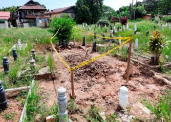 PIHAK berkuasa memagar kubur didakwa mendap dan mengandungi cecair merah dengan tali keselamatan bagi menghalang dikunjungi orang ramai di Derga, Alor Setar, semalam. – UTUSAN/ZAID MOHD. NOR