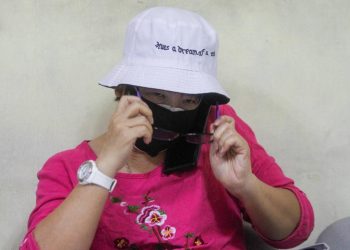 SEORANG broker wanita dihadapkan di Mahkamah Sesyen Butterworth, Pulau Pinang pagi ini atas dakwaan memukul dua ekor kucing betina sehingga mati dalam kejadian pada Disember lalu.