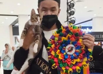 WAN Suhairing Wan Daud (tengah) bersama Mimiey dan hadiah yang dimenanginya dalam pertandingan Citrawarna Kucing Kelantan  2022 , Dunia  Kucingku, di Kota Bharu, semalam. UTUSAN/ TOREK SULONG