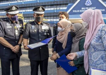 SHAFIEN Mamat berbual dengan wakil media Kelantan dalam sambutan Hari Peringatan Polis Ke-215 Kontinjen Kelantan di Kota Bharu, Kelantan, hari ini. - UTUSAN/ROSALWANI CHE SOH