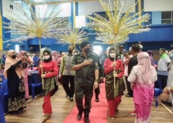HAZANI Ghazali menghadiri Majlis Reunion Ex-Batalion 11 PPH)di Batalion 8 PGA Pengkalan Chepa, Kota Bharu, Kelantan. - UTUSAN/ROHANA MOHD. NAWI