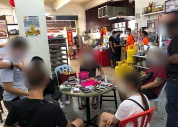 ANTARA individu yang ditahan setelah terlibat dalam aktiviti perjudian termasuk pertaruhan lumba kuda di Johor Bahru, semalam.