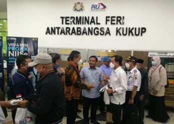 MOHAMAD Fazli Mohamad Salleh bersama Atase Pengangkutan Indonesia, Kapten Supendi menyambut kehadiran pengunjung serta delegasi dari Indonesia yang tiba dari Tanjung Balai Karimun di Terminal Feri Antarabangsa Kukup, Pontian, Johor.