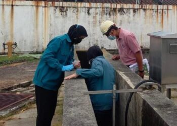 PEGAWAI penguat kuasa JAS Negeri Sembilan ketika mengadakan Op Gempur Kumbahan di salah sebuah loji rawatan kumbahan di Seremban, baru-baru ini.