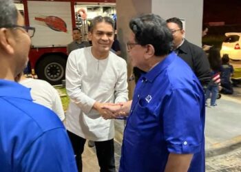 KU Nan dan Radzi Jidin dilihat 'bertembung' ketika menyantuni mangsa kebakaran di sebuah pangsapuri di Presint 17, Putrajaya.