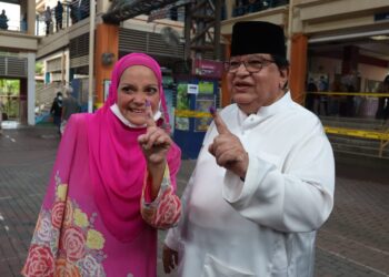 KU Nan bersama isteri, Anggraini Sentiyaki selepas mengundi di Sekolah Kebangsaan Putrajaya Presint 9 (1), Putrajaya. - UTUSAN/FAISOL MUSTAFA