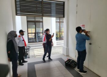 PENGURUSAN perumahan di Avenham Garden, Eco Grandeur membuka kembali stor sebuah surau yang dikunci selepas satu pertemuan dengan jawatankuasanya diatur polis di Puncak Alam, Kuala Selangor, Selangor, hari ini.