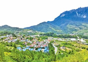 PEMANDANGAN Pekan Kundasang dari Crystall Hill, salah satu lokasi pendakian bukit di Kundasang, Ranau, Sabah.