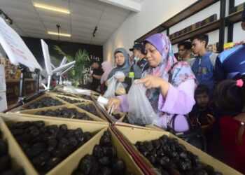 ORANG ramai mula membeli kurma sebagai persediaan menyambut Ramadan di Alin Inmadina di Indera Sempurna di Kuantan, Pahang. – UTUSAN/SHAIKH AHMAD RAZIF