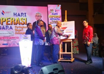 NOH Omar (dua dari kanan) menandatangani buku profil koperasi terbaik 2022 pada Makan Malam Sempena 100 Tahun Gerakan Koperasi di Shah Alam, Selangor. - UTUSAN/ABDUL RAZAK IDRIS