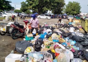MUSA Shafie gigih mencari bahan terbuang di tempat longgokan sampah untuk dijual bagi meraih pendapatan hariannya di Taman Ria Jaya, Sungai Petani di sini.