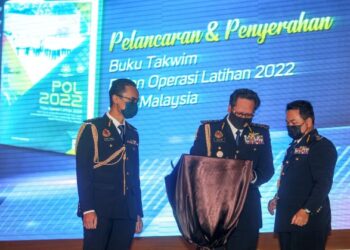 ZAILANI Hashim (tengah) menandatangani pelancaran Buku Takwim POL JPJ 2022 pada Majlis Amanat Tahun Baharu Ketua Pengarah dan Perhimpunan Setia JPJ Tahun 2022 di Ibu Pejabat JPJ, Putrajaya. - UTUSAN/FAISOL MUSTAFA