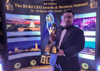 JAZMAN Shahar Abdollah menerima anugerah ‘CEO Burj CSR Award’ dalam majlis anugerah Burj CEO edisi kelima di Menara Burj Khalifa, Dubai.