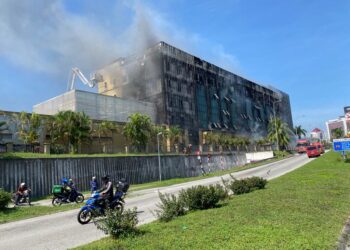 PASUKAN bomba dan menyelamat sedang memadam kebakaran di bangunan lama KWSP di Jalan Gasing, Petaling Jaya, Selangor.