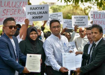 MOHAMMAD Farhan Jailani (kiri) dan S. Shashi Kumar (kanan) menyerahkan memorandum kepada Muhammad Fikri Khalid (dua kanan) bagi menuntut Pengeluaran Kecemasan KWSP Bersasar di pekarangan Bangunan Perdana Putra, Putrajaya. - UTUSAN/FAISOL MUSTAFA